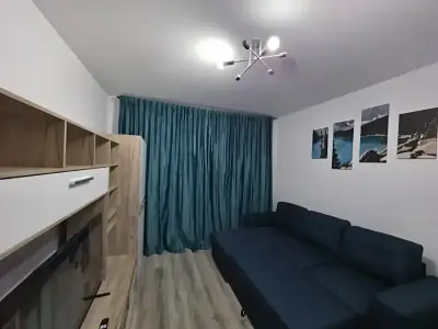 Garsoniera de inchiriere Sector 5 Bucuresti canapea neagra